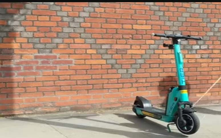 how to lock electric scooter
where to park moped
